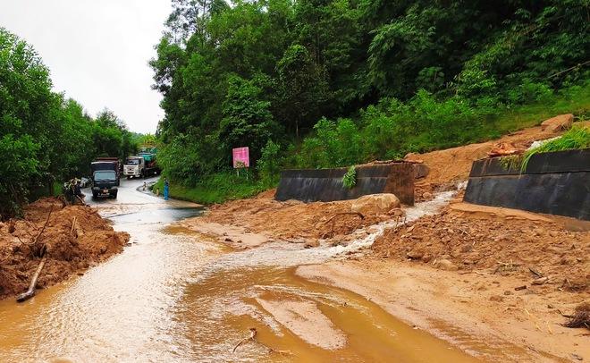 Cận cảnh sạt lở nghiêm trọng trên tuyến QL 49 nối trung tâm TP.Huế - A Lưới - Ảnh 11.