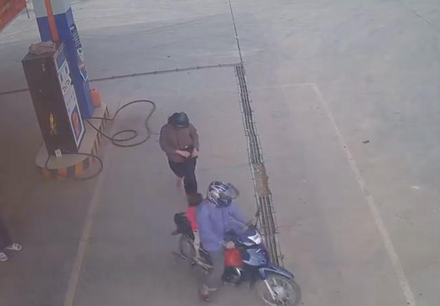 Người chồng để quên vợ khi đổ xăng, nhân viên đuổi theo 8 km 'trả lại' - Ảnh 1.