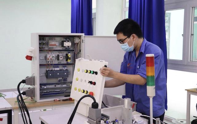 Vụ tạm thu sai 158 tỉ học phí: Trường CĐ Lý Tự Trọng đang hoàn tiền - Ảnh 1.