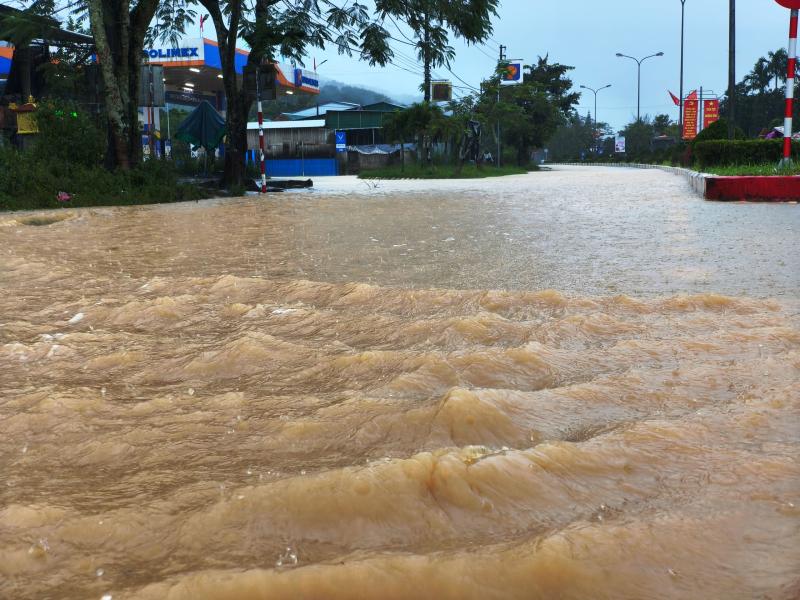 Mưa lớn kéo dài, đường Hồ Chí Minh qua vùng cao A Lưới biến thành 'sông'- Ảnh 3.
