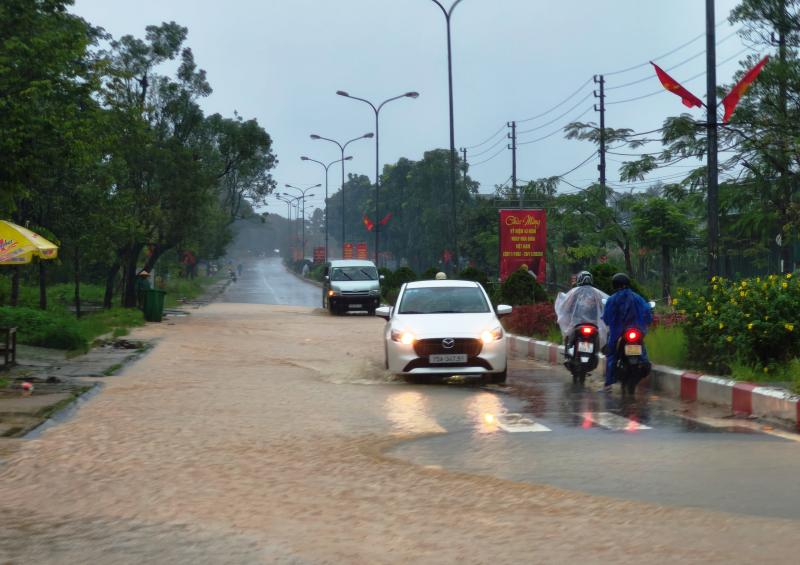 Mưa lớn kéo dài, đường Hồ Chí Minh qua vùng cao A Lưới biến thành 'sông'- Ảnh 13.