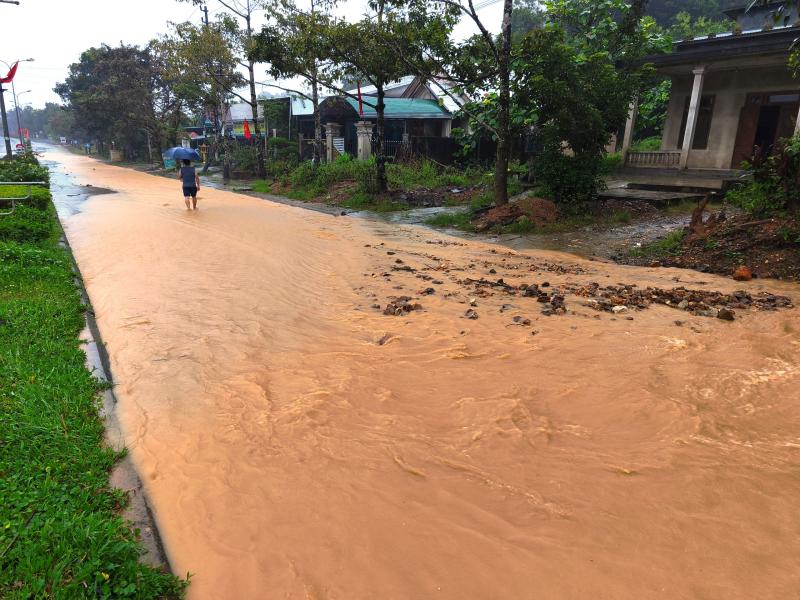 Mưa lớn kéo dài, đường Hồ Chí Minh qua vùng cao A Lưới biến thành 'sông'- Ảnh 4.