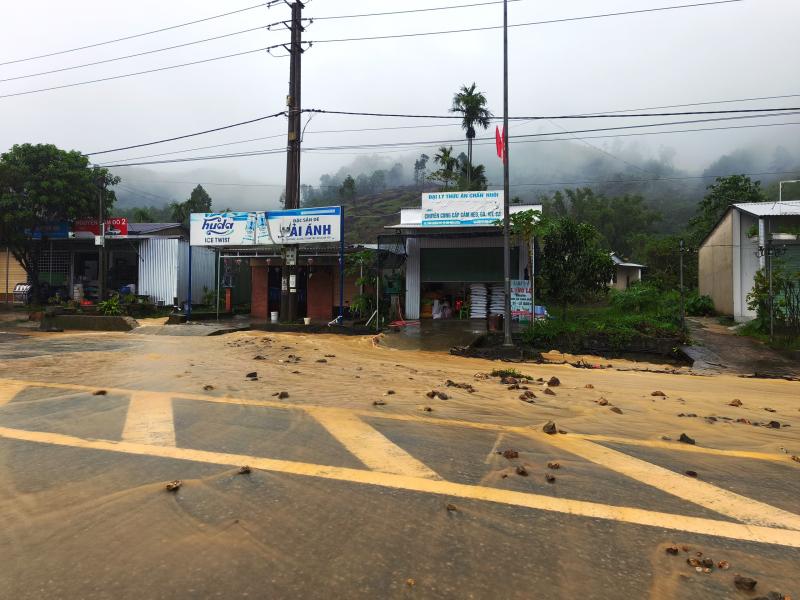 Mưa lớn kéo dài, đường Hồ Chí Minh qua vùng cao A Lưới biến thành 'sông'- Ảnh 6.