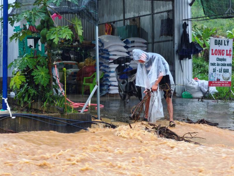Mưa lớn kéo dài, đường Hồ Chí Minh qua vùng cao A Lưới biến thành 'sông'- Ảnh 11.