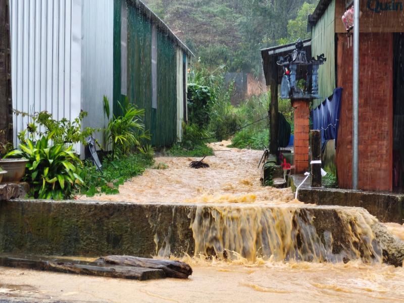Mưa lớn kéo dài, đường Hồ Chí Minh qua vùng cao A Lưới biến thành 'sông'- Ảnh 10.