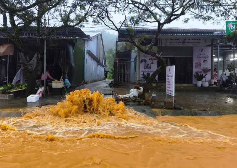 Mưa lớn kéo dài, đường Hồ Chí Minh qua vùng cao A Lưới biến thành 'sông'- Ảnh 1.