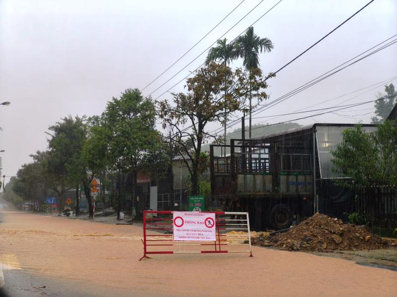 Mưa lớn kéo dài, đường Hồ Chí Minh qua vùng cao A Lưới biến thành 'sông'- Ảnh 8.