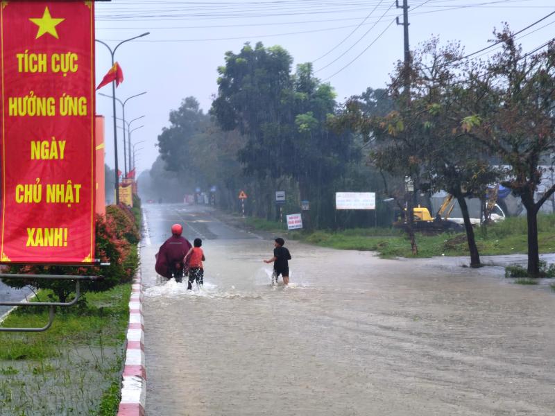 Mưa lớn kéo dài, đường Hồ Chí Minh qua vùng cao A Lưới biến thành 'sông'- Ảnh 2.