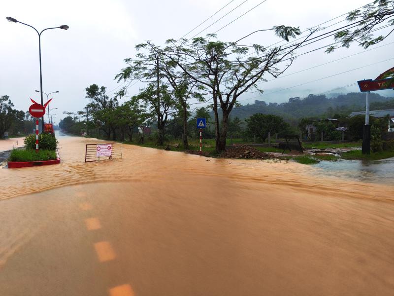 Mưa lớn kéo dài, đường Hồ Chí Minh qua vùng cao A Lưới biến thành 'sông'- Ảnh 5.