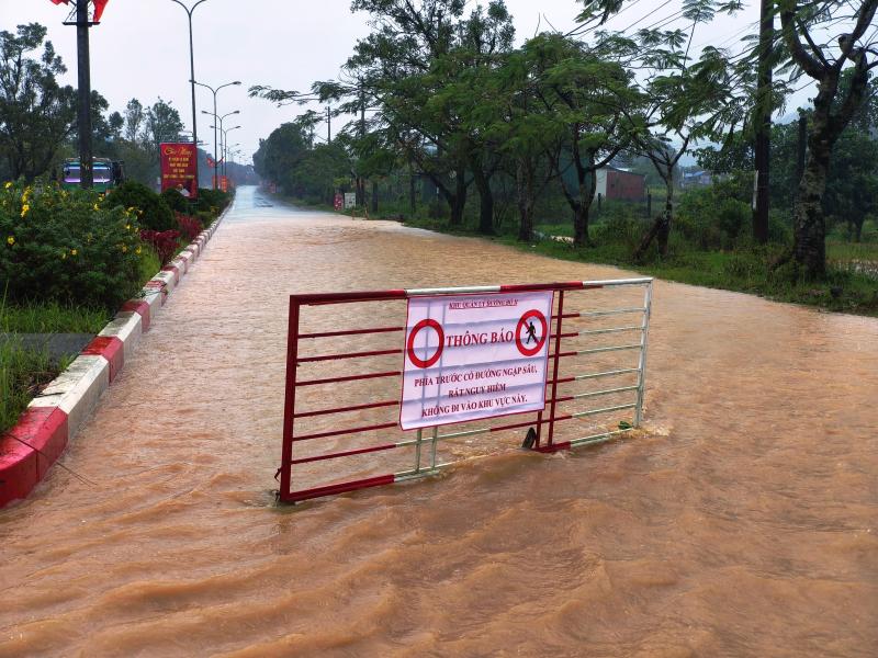 Mưa lớn kéo dài, đường Hồ Chí Minh qua vùng cao A Lưới biến thành 'sông'- Ảnh 7.