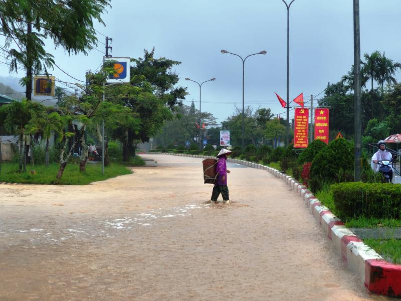 Mưa lớn kéo dài, đường Hồ Chí Minh qua vùng cao A Lưới biến thành 'sông'- Ảnh 9.
