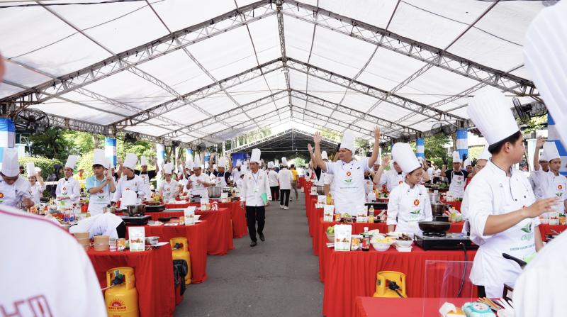 Ngày đầu lễ hội ẩm thực chay ở TP.HCM: Hấp dẫn hàng trăm món 'đẹp như tranh'- Ảnh 1.