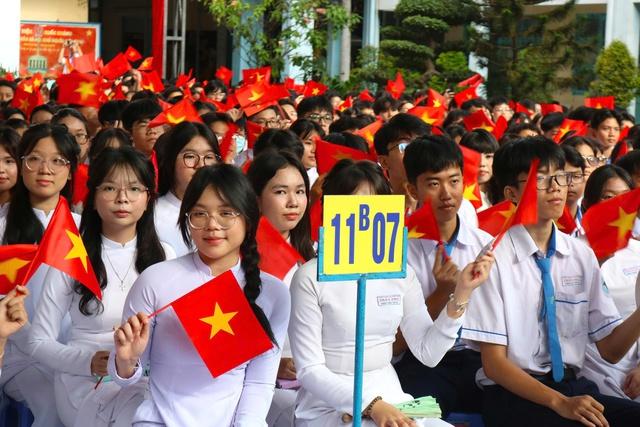 Thi tốt nghiệp THPT trên máy tính: Học sinh, phụ huynh nói gì? - Ảnh 1.