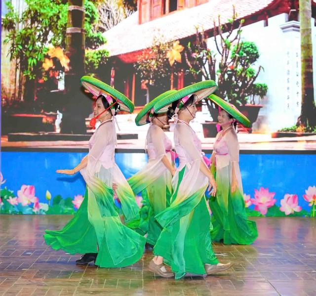 Lớp học nhảy của cô giáo… vật lý trường Hà Nội Amsterdam- Ảnh 3.