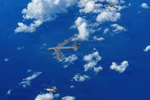 Pháo đài bay B - 52 tập trận tấn công gần Venezuela giữa căng thẳng leo thang - Ảnh 1.