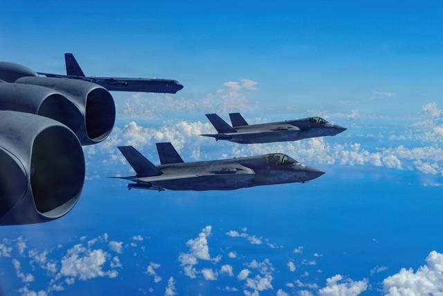 Pháo đài bay B - 52 tập trận tấn công gần Venezuela giữa căng thẳng leo thang - Ảnh 2.