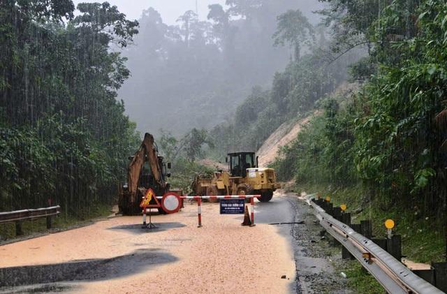 Đà Nẵng: Hàng ngàn người dân bị cô lập, loạt thủy điện tăng lưu lượng xả tràn- Ảnh 1.