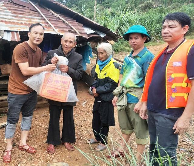 Đà Nẵng: Vượt hàng chục điểm sạt lở, gùi hàng tiếp tế người dân bị cô lập- Ảnh 3.