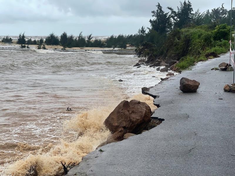 TP.Huế: Xói lở nghiêm trọng QL49 dọc sông Hương- Ảnh 4.