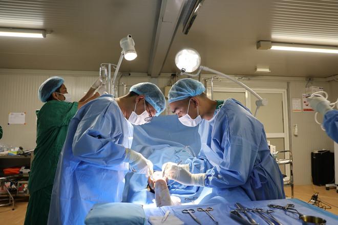 Bác sĩ Việt Nam nối gân gót chân cho sĩ quan Mông Cổ ở  châu Phi- Ảnh 2.