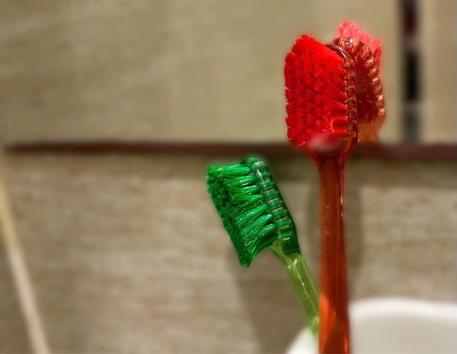 Alo bác sĩ nghe: Không thay bàn chải đánh răng thường xuyên hại sức khỏe thế nào? - Ảnh 1.