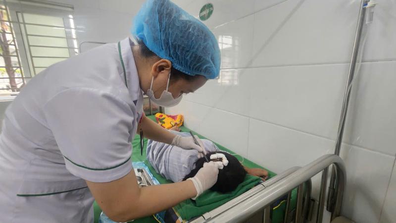 Bé gái 11 tuổi bị bạo hành: 'Bố dùng búa đánh con vì bảo con nói dối' - Ảnh 2.