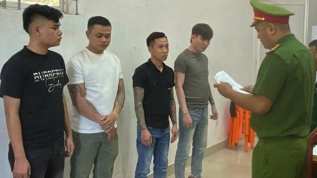 Đà Nẵng: Bắt tạm giam nhóm côn đồ mang dao kiếm xông vào quán karaoke chém người- Ảnh 1.