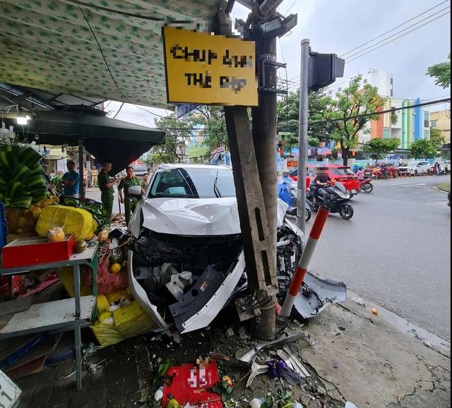 Đà Nẵng: Ô tô lao lên vỉa hè, tông gãy cột điện ở chợ Tam Giác - Ảnh 1.