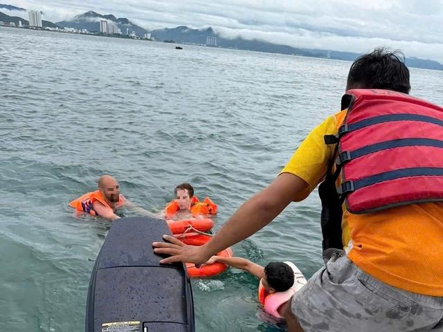 Cứu du khách nước ngoài bị đuối nước khi tắm biển Nha Trang- Ảnh 1.