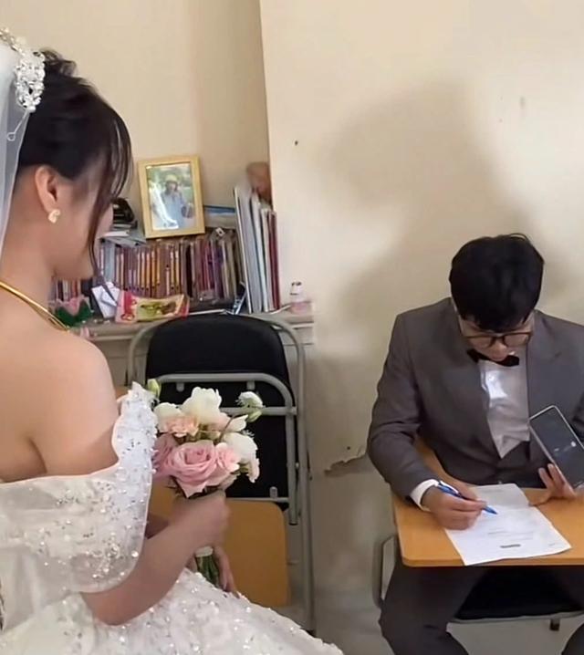 Cô dâu Hà Nội tổ chức thi tiếng Anh cho chú rể tại lễ cưới độc đáo - Ảnh 1. Cô dâu Hà Nội tổ chức thi tiếng Anh cho chú rể tại lễ cưới độc đáo - Ảnh 1.