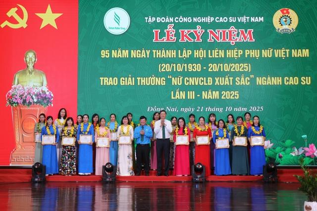 VRG trao thưởng nữ công nhân xuất sắc ngành cao su năm 2025- Ảnh 1.