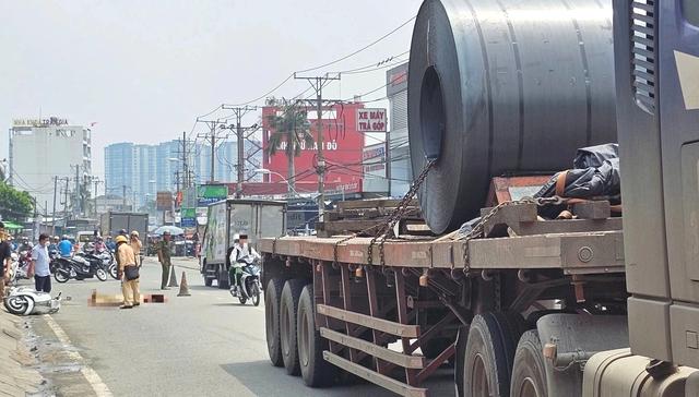 Người nữ chạy xe máy trượt ngã vào gầm xe đầu kéo tử vong- Ảnh 1.