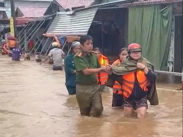 Lũ về bất ngờ ở Đắk Lắk, hàng chục người mắc kẹt khi đang họp chợ - Ảnh 1.