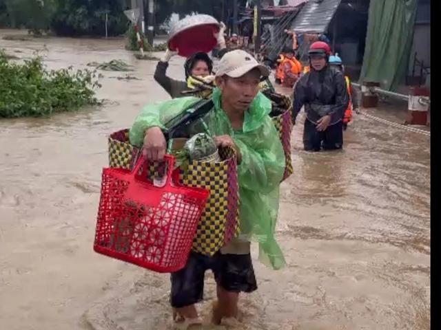 Lũ về bất ngờ ở Đắk Lắk, hàng chục người mắc kẹt khi đang họp chợ - Ảnh 2.