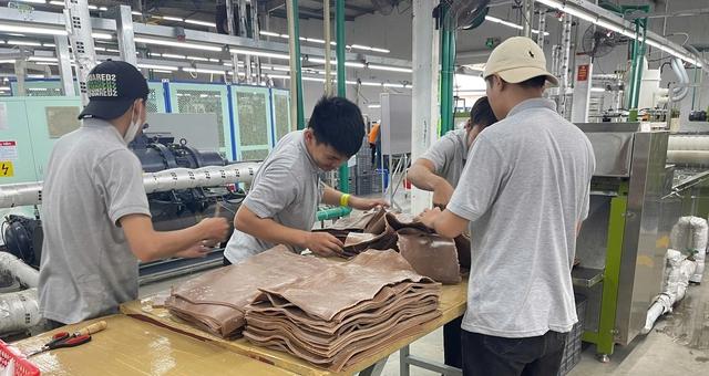 Còn 3 tháng nữa là tết, có nên nghỉ việc? - Ảnh 1.