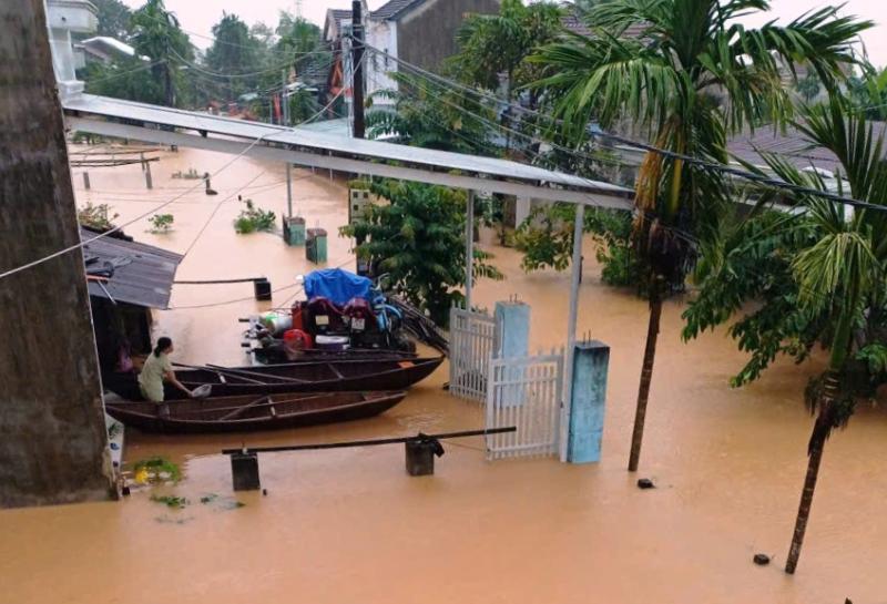 Đà Nẵng: 'Rốn lũ' bị nước lũ bao vây, 4.300 người dân bị cô lập hoàn toàn - Ảnh 3.
