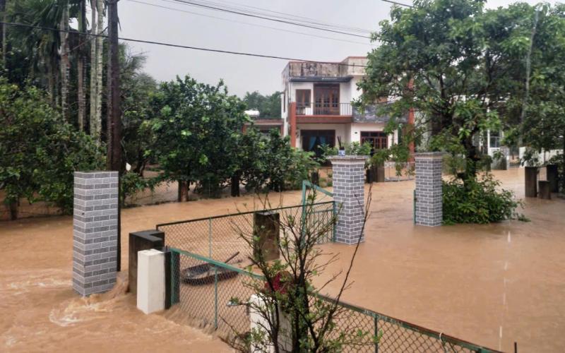 Đà Nẵng: 'Rốn lũ' bị nước lũ bao vây, 4.300 người dân bị cô lập hoàn toàn - Ảnh 6.