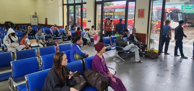 Đường sắt Bắc - Nam bị ách tắc tại Huế , hành khách được ' tăng bo ' qua Đông Hà - Ảnh 2.