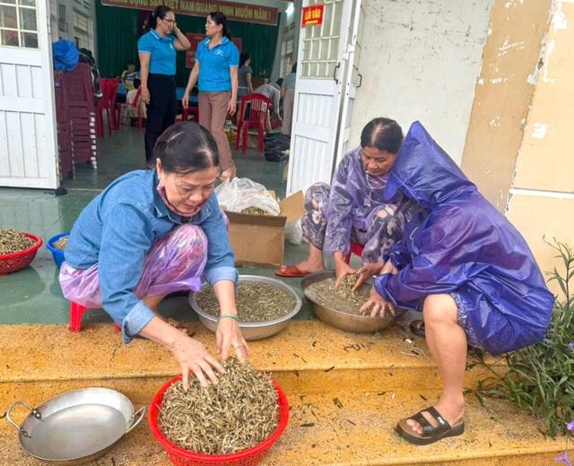 Nồi cá cơm rim 'đỏ lửa' giữa mùa lũ miền Trung - Ảnh 2.