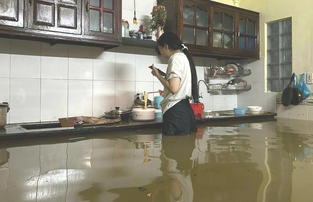 Sinh viên Huế trở tay không kịp, xe cộ, đồ đạc bị nhấn chìm trong nước lũ - Ảnh 5.