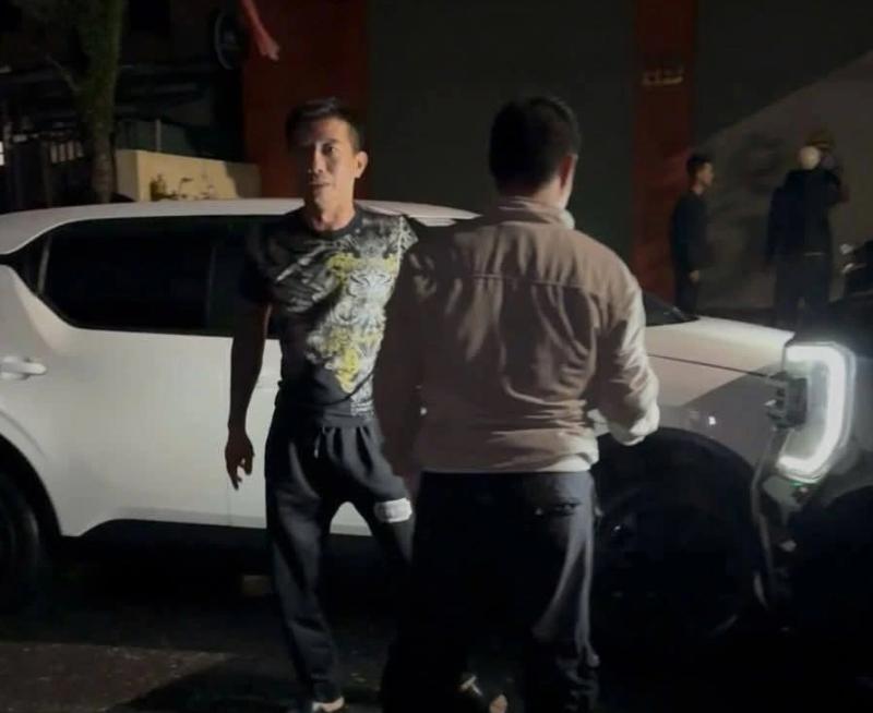 Tạm giữ người tát tài xế, bóp cổ hành khách taxi sau va chạm- Ảnh 2.