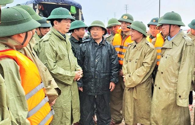 Phó thủ tướng Mai Văn Chính chỉ đạo ứng phó mưa lũ ở Hà Tĩnh- Ảnh 1.