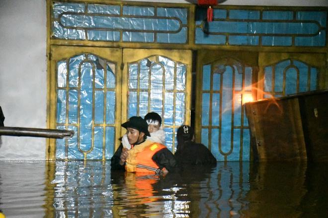 Quân đội hỗ trợ miền Trung giữa cơn lũ lớn , khắc phục hậu quả cứu dân - Ảnh 3.
