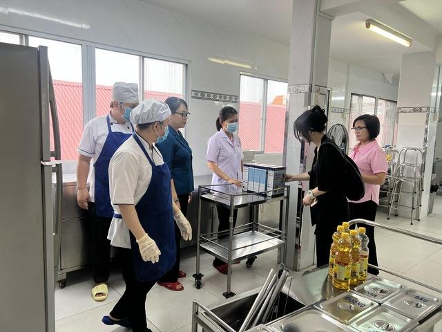 Phụ huynh giám sát bếp ăn bán trú, trường học công khai bữa ăn- Ảnh 6.