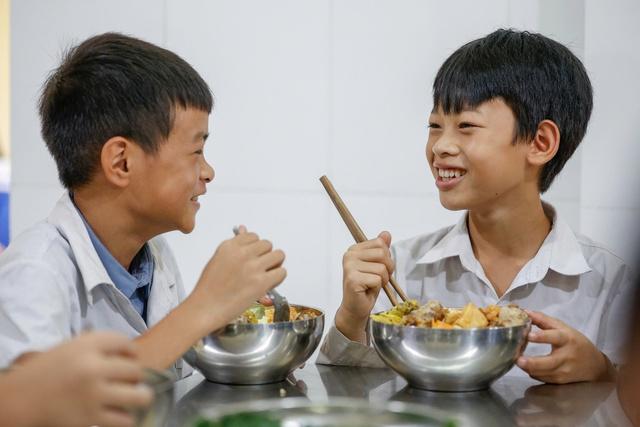 Không làm méo mó chính sách nhân văn về bữa ăn bán trú - Ảnh 1.