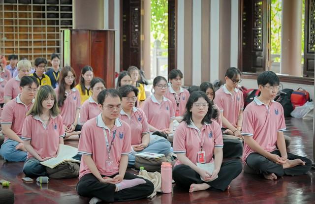 Sinh viên ở TP.HCM vào chùa học thiền, tìm hiểu đạo Phật - Ảnh 2.