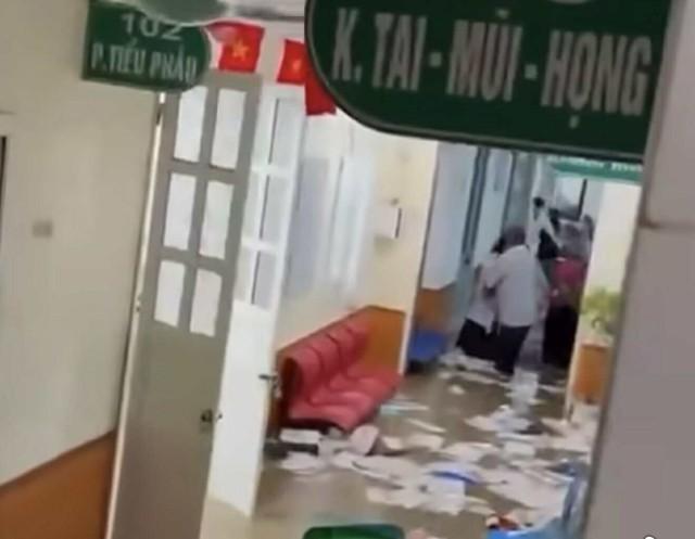 Mưa lớn ở Sơn La gây ngập bệnh viện, bác sĩ, bệnh nhân nháo nhác chạy    - Ảnh 1.