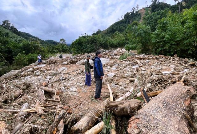 Đà Nẵng: Vượt hàng chục điểm sạt lở, gùi hàng tiếp tế người dân bị cô lập- Ảnh 2.
