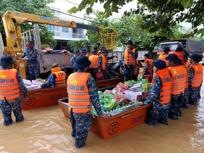 Quân đội hỗ trợ miền Trung giữa cơn lũ lớn , khắc phục hậu quả cứu dân - Ảnh 5.