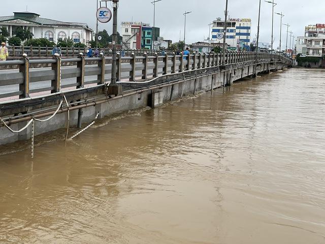 Quảng Ngãi: Lũ tràn bờ kè, tạm dừng lưu thông qua cầu Châu Ổ- Ảnh 2.